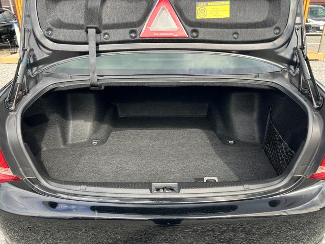 ゆとりあるラゲッジスペースで荷物もラクラク積載！日常の買い物から旅行やレジャーまで、さまざまなシーンで活躍するゆとりの荷室スペース。開口部も広く、荷物の出し入れもスムーズです。