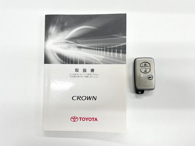 【スマートエントリーキー】ポケットやバッグにキーを持っているだけでドアロックを開閉可能。荷物が多い時や急いでいる時でも鍵を取り出す手間がなく、エンジンスタートがボタンひとつで可能となることも利点です。