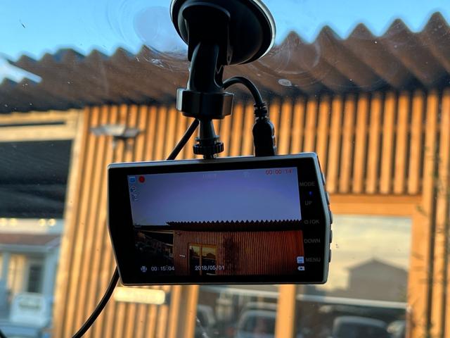 �O���̉f�����펞�^�悵�A������̎��̂�g���u���̍ۂɏ؋��Ƃ��Ċ��p�ł���h���C�u���R�[�_�[�𑕔��B�d��Ȑl�g���̂��畨�����̂ȂǁA�������g���s���ɂȂ�Ȃ����߂Ɍ������Ȃ��A�C�e���ł��B