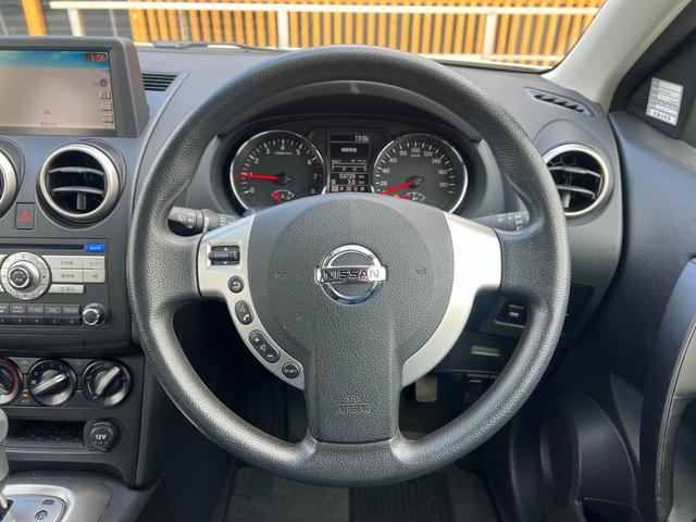 �X�e�A�����O�����R���́A�n���h�������𗣂����ɃI�[�f�B�I��i�r�A�d�b�Ȃǂ̑��삪�ł���֗��ȋ@�\�ł��B�^�]���ł�������p����傫���ς��邱�ƂȂ�����ł��邽�߁A���S���Ɖ��K���̗��������߂Ă���܂��B