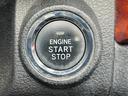 キーを取り出さずに、ボタンひとつでエンジンを始動できるプッシュスタートシステムを搭載。乗り降りやエンジン始動がスムーズになり、日々の運転がより快適に。スマートキーと連動し、防犯性も向上しています。
