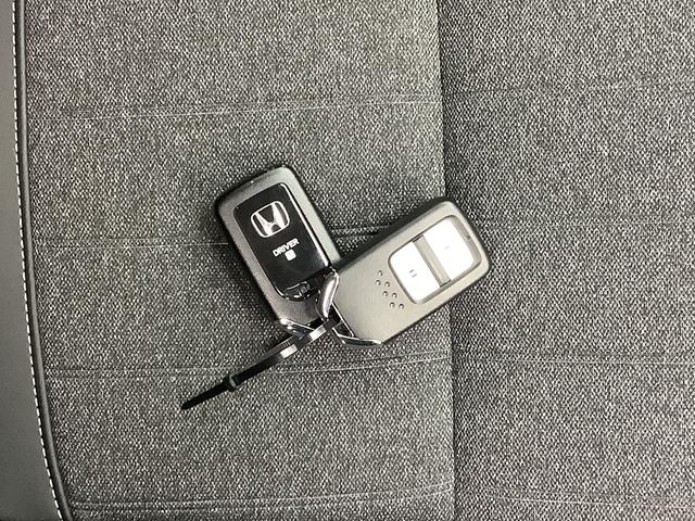 フィット ｅ：ＨＥＶホームブラックスタイル　当社デモカー（30枚目）