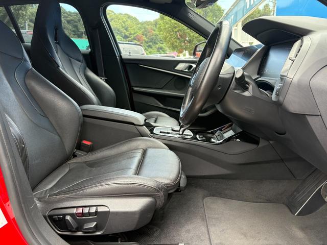 1シリーズ 118d Mスポーツ エディションジョイ+ 純正ナビ・Bluetooth・バックモニター・ETC・レザーシート・パワーシート・メモリーシート・コーナーセンサー・衝突軽減ブレーキ・Mスポーツキャリバー・ワイヤレス充電・ドラレコ・LEDヘッドライト(13枚目)