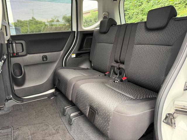 後部座席もゆったり座れます♪