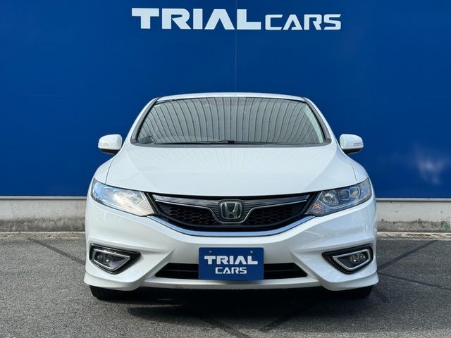 ジェイドは、７代目シビックと同じプラットフォームをベースに開発されました。このため、フロントのデザインにシビックとの共通点が見られます。