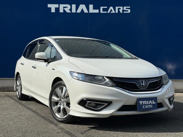 スタイリッシュな低全高のワゴンでありながら、３列シートを備えているのが最大の特徴です。車高が１，５３０ｍｍに抑えられているため、立体駐車場にも入庫しやすくなっています。