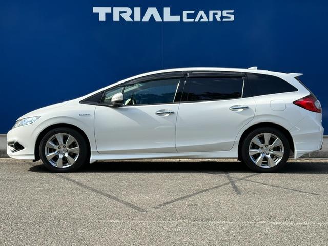 広い室内空間を確保しつつ車高を抑えるため、燃料タンクや排気システムをコンパクト化しています。また、低床化のためにダブルウィッシュボーン式サスペンションが採用されました。