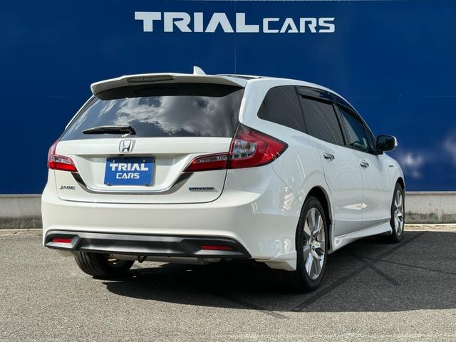 リアコンビネーションランプ（テールランプ）は、リアウィンドウと一体感を持つような流れるデザインが特徴です。テールランプやブレーキランプにはＬＥＤが採用され、高品質感を演出していました。