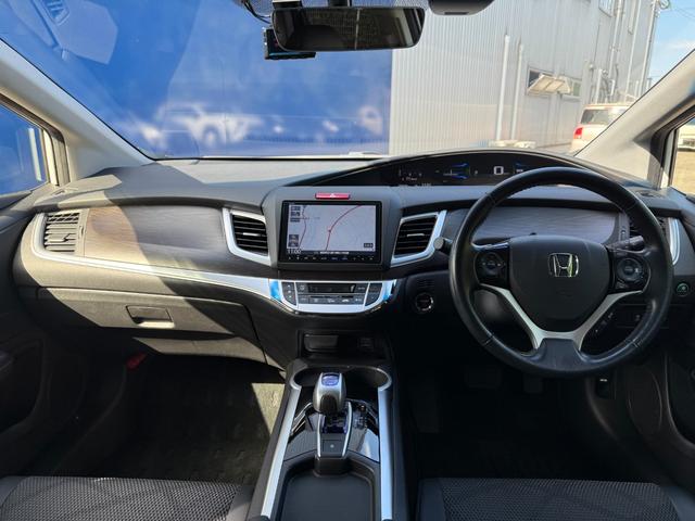 先進的で質感の高い内装：　内装は木目調パネルが使われるなど、高級感のあるデザインが採用されています。視界の良い運転席：　低い全高ながらも、運転席からの視界は良好です。