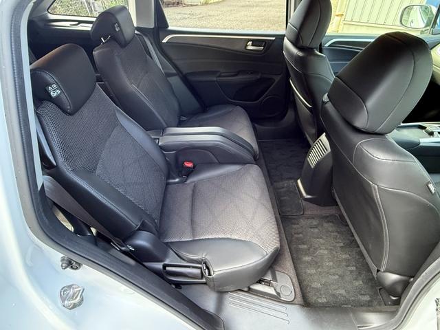 「Ｖスライドキャプテンシート」：　特に２列目シートは、左右独立したキャプテンシートが採用されており、乗り心地を重視した設計になっています。