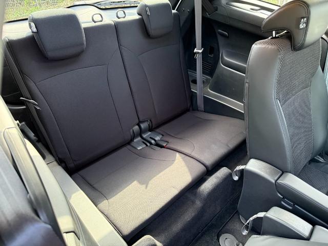 乗員のヘッドクリアランス（頭上の空間）を確保するために、テールゲートのヒンジ（蝶番）が乗員の前方に配置されるという工夫がなされています。