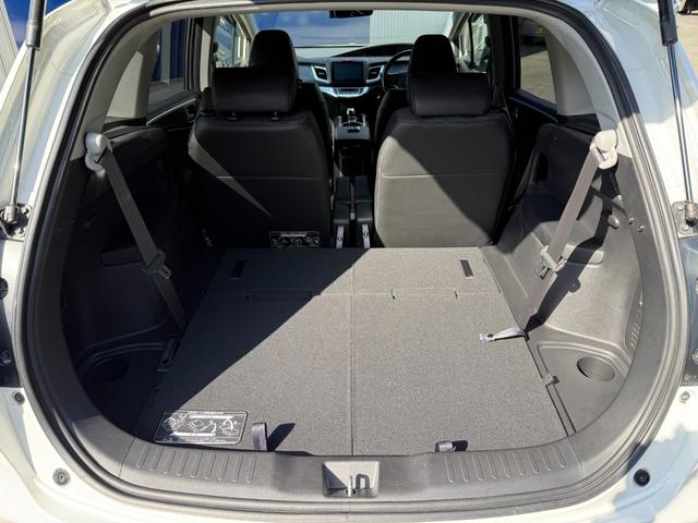 収納すればスッキリ♪広大な荷室の登場です。