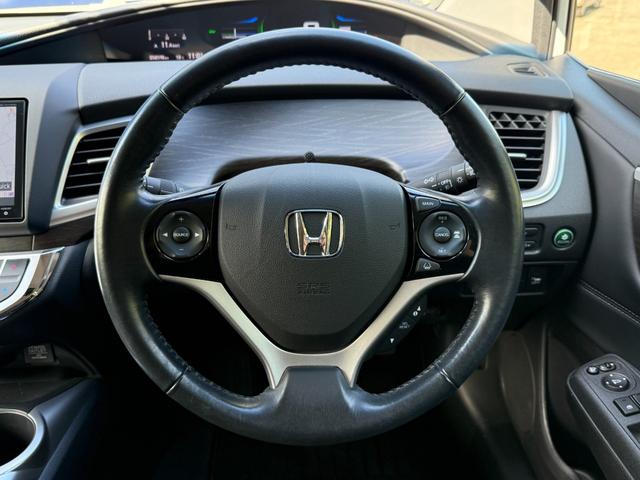 多機能ステアリングホイール：　ジェイドのステアリングホイールには、クルーズコントロールやオーディオの操作ボタンなどが備わった多機能タイプが採用されています。