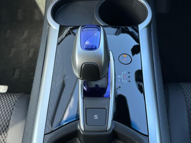 一般的なミニバンのようなインパネシフトやコラムシフトではなく、敢えてのフロアシフトに配置されています。これにより、スポーティな運転感覚を重視したデザインとなっています。
