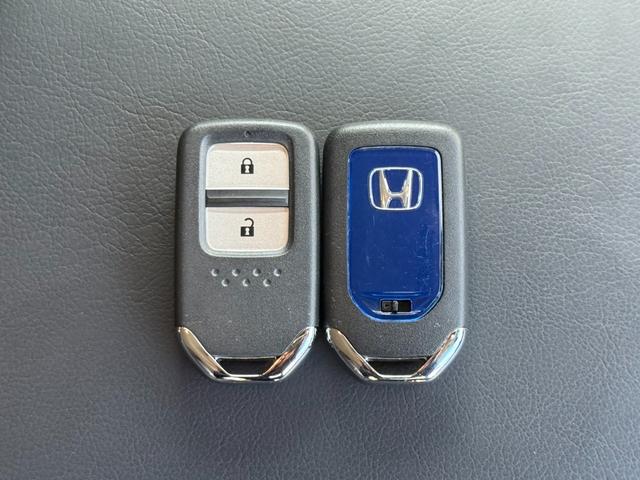 【スマートキー】カバンやポケットに入れたままでもドアの施錠・解錠が可能です！エンジンのオン・オフ時もカギを取り出す必要が無いのでとっても便利です♪