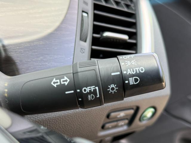 周りの明るさに応じて自動でヘッドライトの点灯・消灯ができる機能です！ライトの付け忘れ・消し忘れなどが無くなり、雨の日や夕方の走行も安心！トンネル通過時も便利ですね