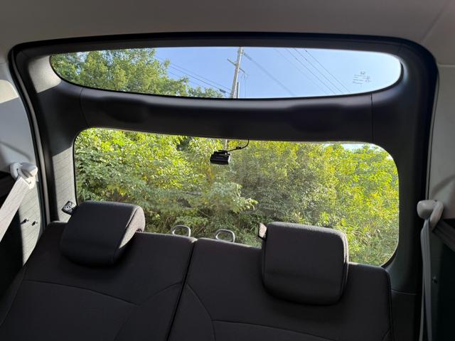 閉塞感を和らげるために、３列目のルーフはガラスルーフに！お子様も大喜び♪