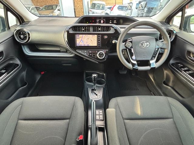 アクア Ｓスタイルブラック　禁煙車　後期型　セーフティセンス　純正ＳＤナビ　フルセグ　バックモニター　前後ドラレコ　ＬＥＤヘッドライト　フォグランプ　レーンディパーチャーアラート　プリクラッシュセーフティ　ＥＴＣ　アームレスト（2枚目）