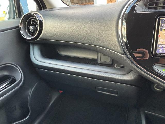 アクア Ｓスタイルブラック　禁煙車　後期型　セーフティセンス　純正ＳＤナビ　フルセグ　バックモニター　前後ドラレコ　ＬＥＤヘッドライト　フォグランプ　レーンディパーチャーアラート　プリクラッシュセーフティ　ＥＴＣ　アームレスト（42枚目）