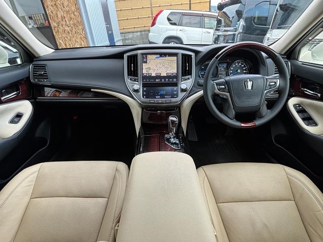 クラウンハイブリッド ロイヤルサルーン　禁煙車　本革シート　前席ヒーター＆エアシート　ウッドコンビハンドル　レーダークルーズ　レーンアシスト　プリクラッシュ　純正ＳＤナビ　バックモニター　前後ドライブレコーダー　ＥＴＣ２．０　純正１７ＡＷ（2枚目）