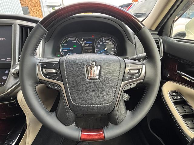 クラウンハイブリッド ロイヤルサルーン　禁煙車　本革シート　前席ヒーター＆エアシート　ウッドコンビハンドル　レーダークルーズ　レーンアシスト　プリクラッシュ　純正ＳＤナビ　バックモニター　前後ドライブレコーダー　ＥＴＣ２．０　純正１７ＡＷ（3枚目）