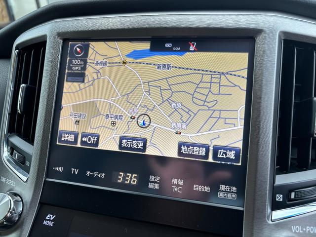 クラウンハイブリッド ロイヤルサルーン　禁煙車　本革シート　前席ヒーター＆エアシート　ウッドコンビハンドル　レーダークルーズ　レーンアシスト　プリクラッシュ　純正ＳＤナビ　バックモニター　前後ドライブレコーダー　ＥＴＣ２．０　純正１７ＡＷ（4枚目）