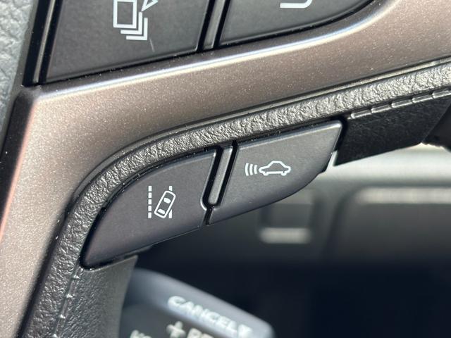 クラウンハイブリッド ロイヤルサルーン　禁煙車　本革シート　前席ヒーター＆エアシート　ウッドコンビハンドル　レーダークルーズ　レーンアシスト　プリクラッシュ　純正ＳＤナビ　バックモニター　前後ドライブレコーダー　ＥＴＣ２．０　純正１７ＡＷ（7枚目）