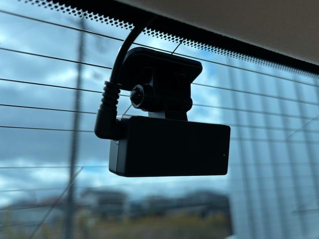 クラウンハイブリッド ロイヤルサルーン　禁煙車　本革シート　前席ヒーター＆エアシート　ウッドコンビハンドル　レーダークルーズ　レーンアシスト　プリクラッシュ　純正ＳＤナビ　バックモニター　前後ドライブレコーダー　ＥＴＣ２．０　純正１７ＡＷ（9枚目）