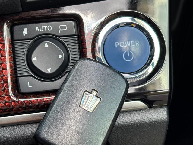 クラウンハイブリッド ロイヤルサルーン　禁煙車　本革シート　前席ヒーター＆エアシート　ウッドコンビハンドル　レーダークルーズ　レーンアシスト　プリクラッシュ　純正ＳＤナビ　バックモニター　前後ドライブレコーダー　ＥＴＣ２．０　純正１７ＡＷ（11枚目）