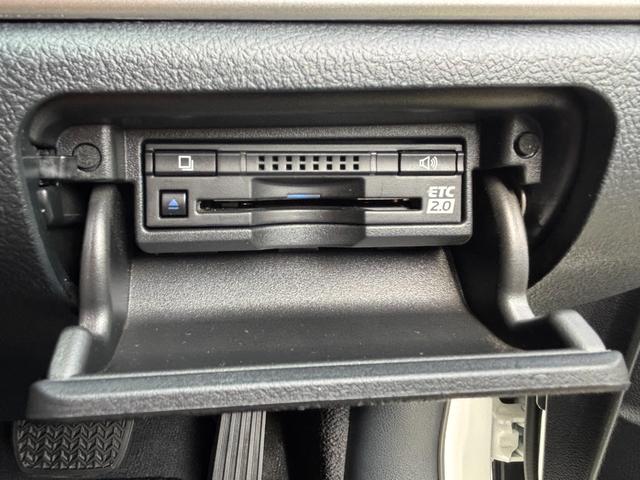 クラウンハイブリッド ロイヤルサルーン　禁煙車　本革シート　前席ヒーター＆エアシート　ウッドコンビハンドル　レーダークルーズ　レーンアシスト　プリクラッシュ　純正ＳＤナビ　バックモニター　前後ドライブレコーダー　ＥＴＣ２．０　純正１７ＡＷ（12枚目）