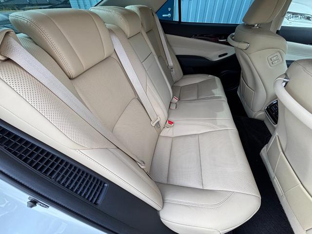 クラウンハイブリッド ロイヤルサルーン　禁煙車　本革シート　前席ヒーター＆エアシート　ウッドコンビハンドル　レーダークルーズ　レーンアシスト　プリクラッシュ　純正ＳＤナビ　バックモニター　前後ドライブレコーダー　ＥＴＣ２．０　純正１７ＡＷ（16枚目）