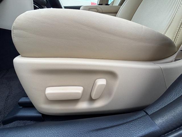 クラウンハイブリッド ロイヤルサルーン　禁煙車　本革シート　前席ヒーター＆エアシート　ウッドコンビハンドル　レーダークルーズ　レーンアシスト　プリクラッシュ　純正ＳＤナビ　バックモニター　前後ドライブレコーダー　ＥＴＣ２．０　純正１７ＡＷ（36枚目）