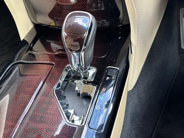 クラウンハイブリッド ロイヤルサルーン　禁煙車　本革シート　前席ヒーター＆エアシート　ウッドコンビハンドル　レーダークルーズ　レーンアシスト　プリクラッシュ　純正ＳＤナビ　バックモニター　前後ドライブレコーダー　ＥＴＣ２．０　純正１７ＡＷ（37枚目）