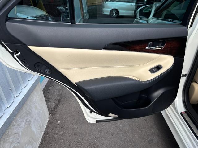 クラウンハイブリッド ロイヤルサルーン　禁煙車　本革シート　前席ヒーター＆エアシート　ウッドコンビハンドル　レーダークルーズ　レーンアシスト　プリクラッシュ　純正ＳＤナビ　バックモニター　前後ドライブレコーダー　ＥＴＣ２．０　純正１７ＡＷ（48枚目）