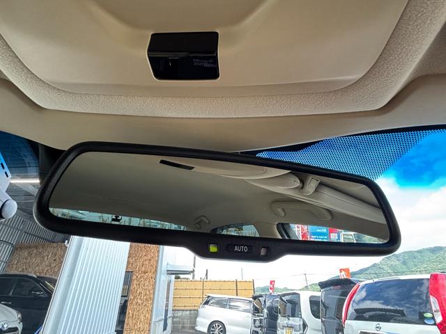 クラウンハイブリッド ロイヤルサルーン　禁煙車　本革シート　前席ヒーター＆エアシート　ウッドコンビハンドル　レーダークルーズ　レーンアシスト　プリクラッシュ　純正ＳＤナビ　バックモニター　前後ドライブレコーダー　ＥＴＣ２．０　純正１７ＡＷ（52枚目）