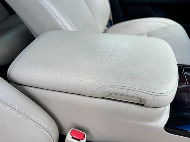 クラウンハイブリッド ロイヤルサルーン　禁煙車　本革シート　前席ヒーター＆エアシート　ウッドコンビハンドル　レーダークルーズ　レーンアシスト　プリクラッシュ　純正ＳＤナビ　バックモニター　前後ドライブレコーダー　ＥＴＣ２．０　純正１７ＡＷ（56枚目）