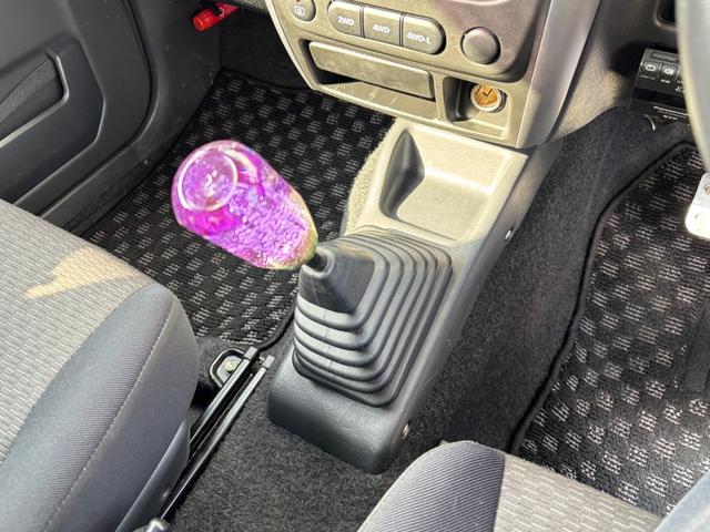 ジムニー ＸＧ　禁煙車　５速マニュアル　社外１６インチアルミ　社外マフラー　社外フロントグリル　ＣＤデッキ　キーレス　ＥＴＣ　マットガード　背面タイヤカバー　ハロゲンヘッドライト　フォグランプ　マニュアルエアコン（4枚目）