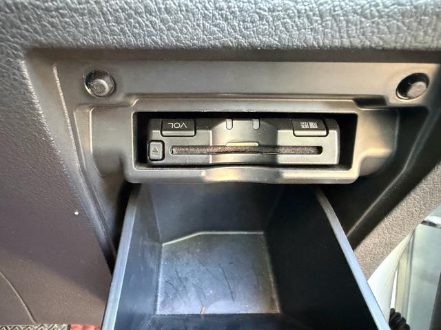 ヴェルファイア ２．４Ｚ　ＨＤＤナビ　バックカメラ　両側パワースライドドア　スマートキー　ＨＩＤヘッドライト　純正アルミ　ローダウン　革調シートカバー　クリアランスソナー　Ｗエアコン　電動格納ミラー　スペアキーあり　車検整備付（7枚目）