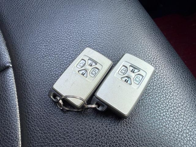 ヴェルファイア ２．４Ｚ　ＨＤＤナビ　バックカメラ　両側パワースライドドア　スマートキー　ＨＩＤヘッドライト　純正アルミ　ローダウン　革調シートカバー　クリアランスソナー　Ｗエアコン　電動格納ミラー　スペアキーあり　車検整備付（8枚目）