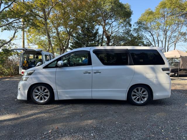 ヴェルファイア ２．４Ｚ　ＨＤＤナビ　バックカメラ　両側パワースライドドア　スマートキー　ＨＩＤヘッドライト　純正アルミ　ローダウン　革調シートカバー　クリアランスソナー　Ｗエアコン　電動格納ミラー　スペアキーあり　車検整備付（12枚目）