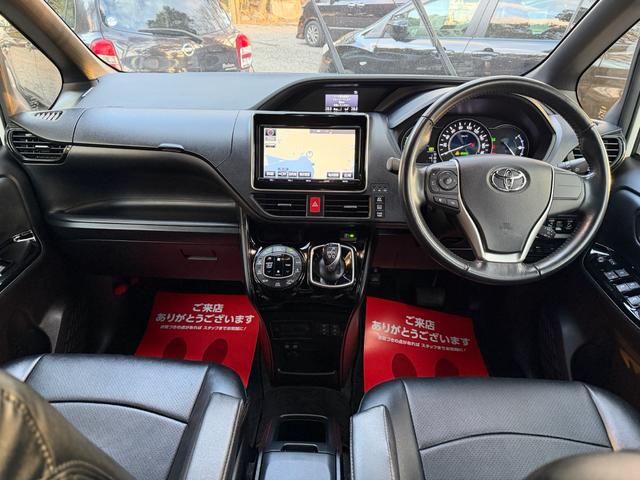 ノア Ｓｉ　ダブルバイビー　メモリーナビ　フルセグテレビ　フリップダウンモニター　両側パワースライドドア　バックカメラ　ＥＴＣ　前席シートヒーター　ＬＥＤヘッドライト　オートエアコン　社外アルミ　革調シートカバー　スマートキー（2枚目）