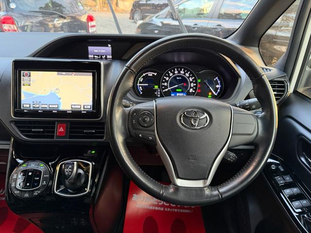 ノア Ｓｉ　ダブルバイビー　メモリーナビ　フルセグテレビ　フリップダウンモニター　両側パワースライドドア　バックカメラ　ＥＴＣ　前席シートヒーター　ＬＥＤヘッドライト　オートエアコン　社外アルミ　革調シートカバー　スマートキー（3枚目）