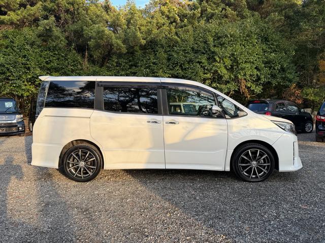 ノア Ｓｉ　ダブルバイビー　メモリーナビ　フルセグテレビ　フリップダウンモニター　両側パワースライドドア　バックカメラ　ＥＴＣ　前席シートヒーター　ＬＥＤヘッドライト　オートエアコン　社外アルミ　革調シートカバー　スマートキー（13枚目）