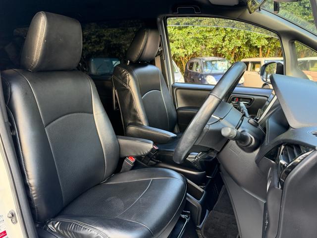 ノア Ｓｉ　ダブルバイビー　メモリーナビ　フルセグテレビ　フリップダウンモニター　両側パワースライドドア　バックカメラ　ＥＴＣ　前席シートヒーター　ＬＥＤヘッドライト　オートエアコン　社外アルミ　革調シートカバー　スマートキー（27枚目）