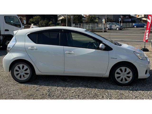 アクア Ｓ　タイヤ４本新品　車検２年付　ナビ　ＴＶ　バックモニター　Ｂｌｕｅｔｏｏｔｈ　ＥＴＣ　シートカバー　プッシュスタート　スマートキー２本　木目調パネル　電動格納ミラー　ドアバイザー　フロアマット（4枚目）