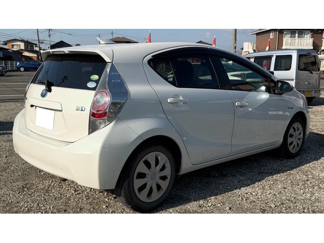 アクア Ｓ　タイヤ４本新品　車検２年付　ナビ　ＴＶ　バックモニター　Ｂｌｕｅｔｏｏｔｈ　ＥＴＣ　シートカバー　プッシュスタート　スマートキー２本　木目調パネル　電動格納ミラー　ドアバイザー　フロアマット（5枚目）