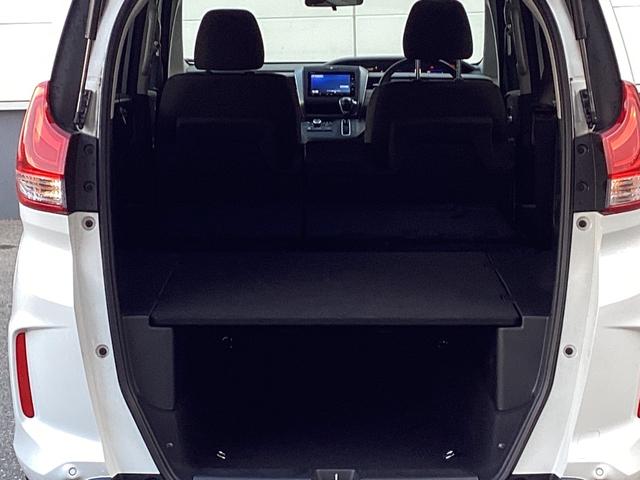リア席を倒せばさらに広々とした空間の出来上がり！荷物もたくさん載せられますよ。