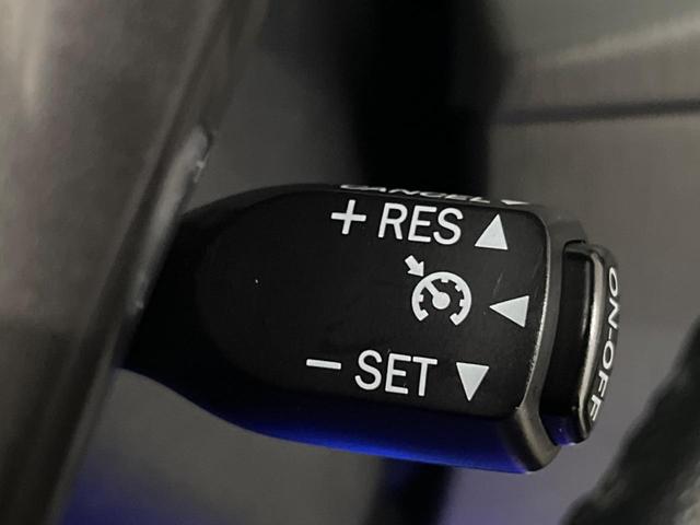 【クルーズコントロール】高速道路もラクラク走行。アクセルを離しても一定速度で走行ができ、長距離運転時の負担を軽減！加速・減速も簡単なスイッチ操作で調整できます。