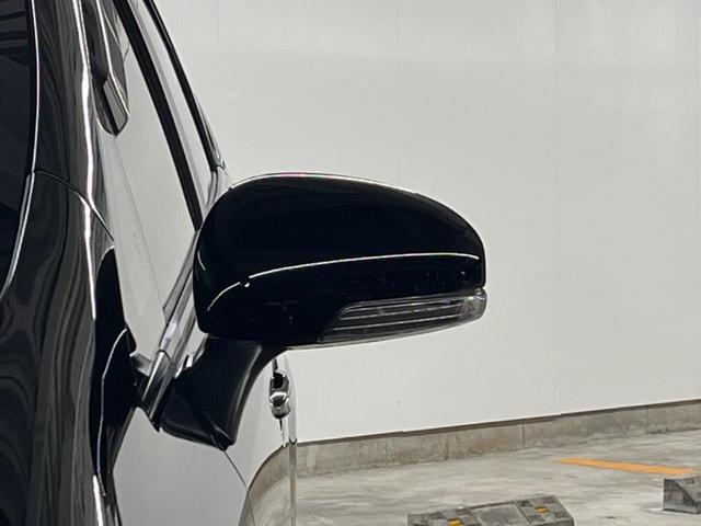 【電動格納ミラー】サイドミラーは電動格納式となっており、狭い駐車場でもキズがつくリスクを抑えられます。