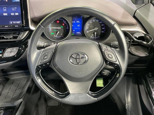 �C���e���A�ɍ��킹���f�U�C���̃X�e�A�����O�́A�^�]�������̂��Ƃ��l���A�^�]���₷���`��A�傫���ł��B�����x�A���ۂɐG���Ă��m���߂��������B